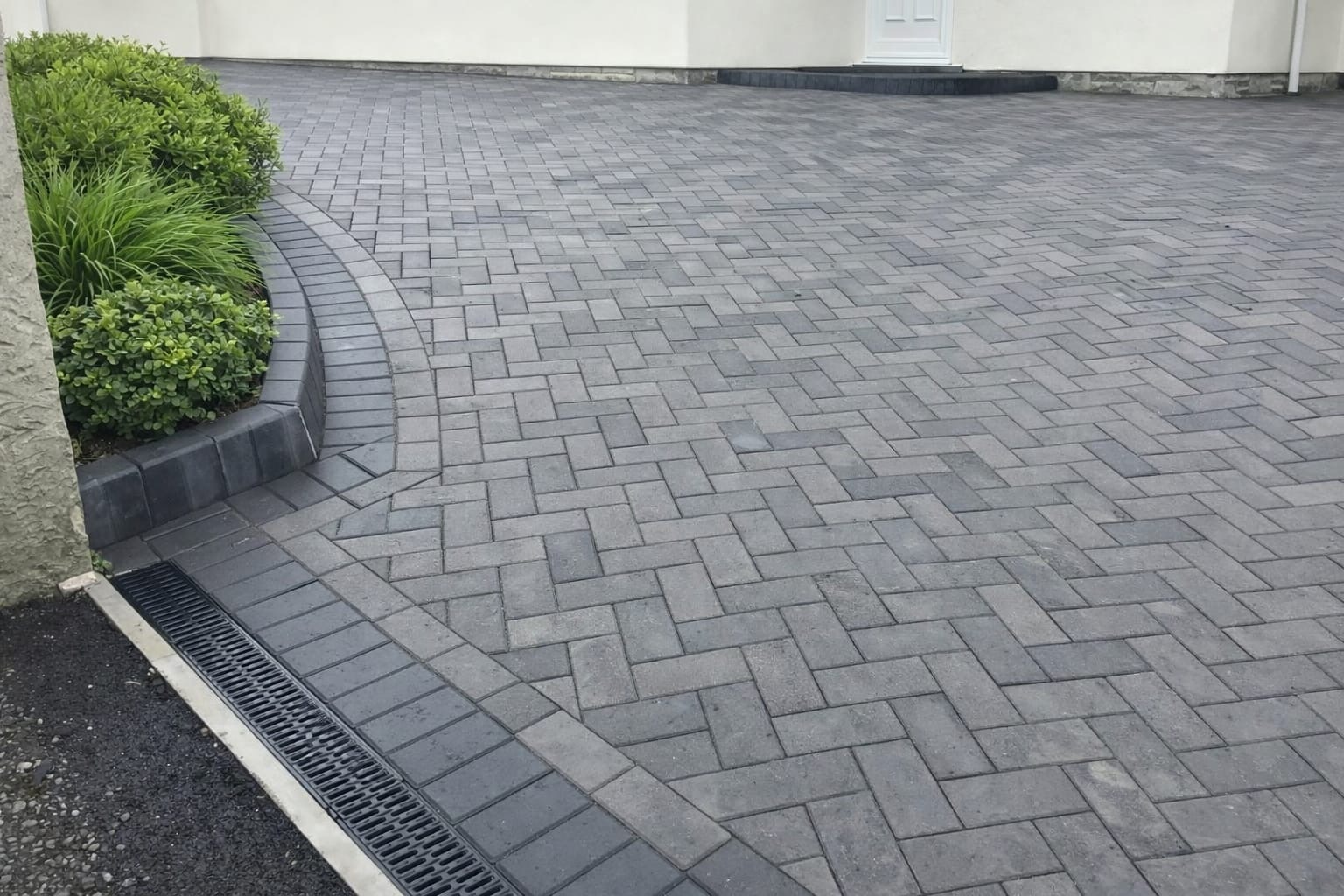 50mm Driveways Block Paving - Charcoal- 9.76 (488 pcs) 2 50mm Driveways Block Paving - Charcoal- 9.76 (488 pcs) 1